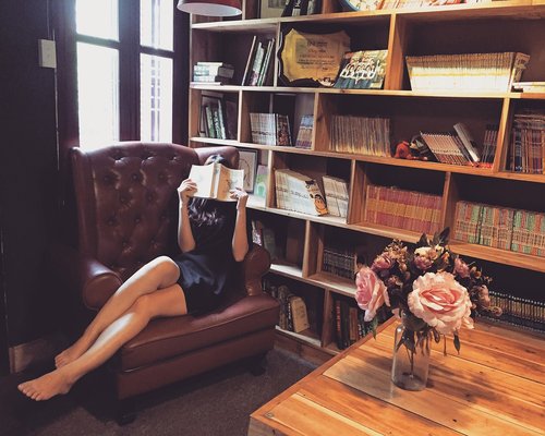 Comfortable reading posture in an armchair